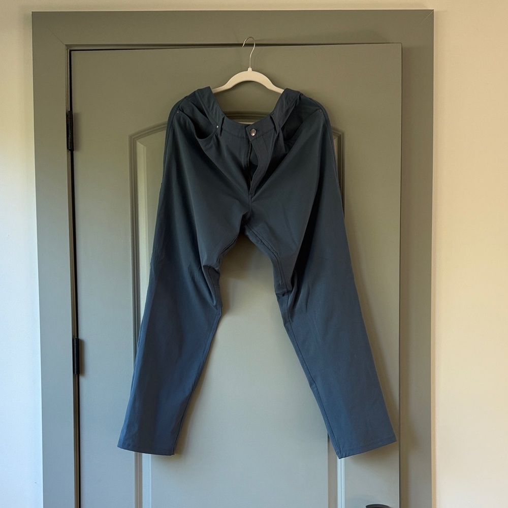 lululemon athletica Men's Straight Leg Pants in Navy